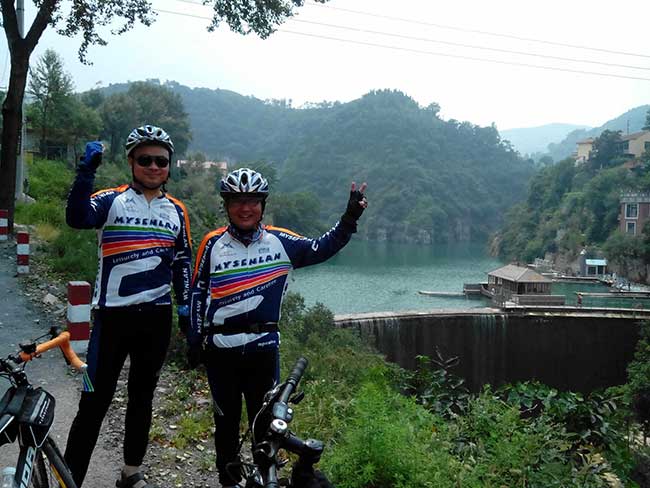 欣赏自然美景，走进大山骑行活动。